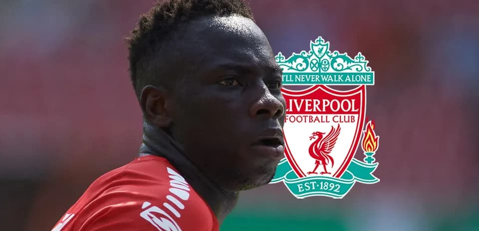 Futbolchi Liverpool futbol klubi logosi bilan