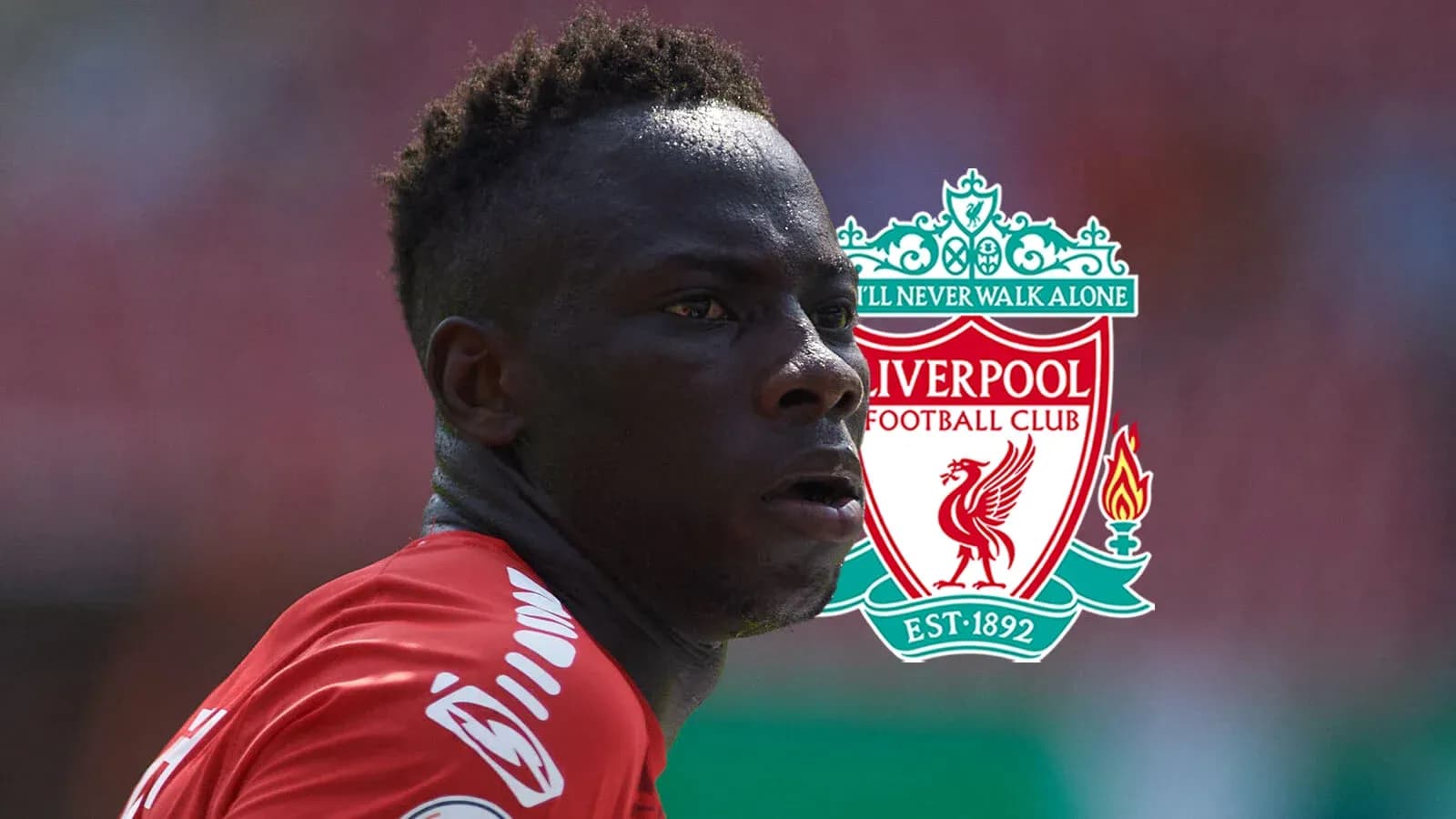 Futbolchi Liverpool futbol klubi logosi bilan