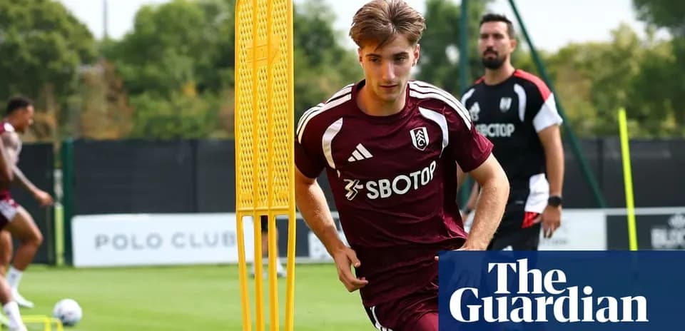 Futbolchi mashg'ulotda to'p bilan harakatda