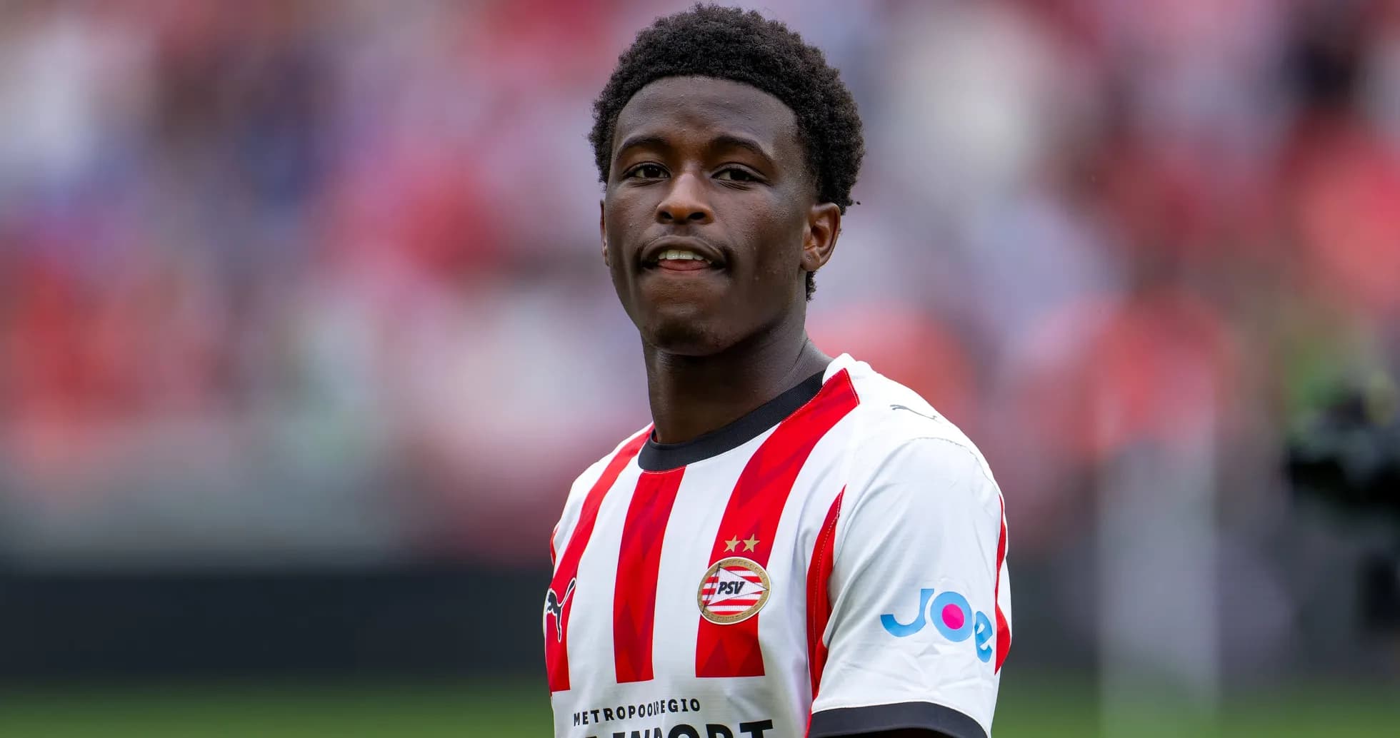 Futbolchi PSV formasi bilan maydonda turibdi