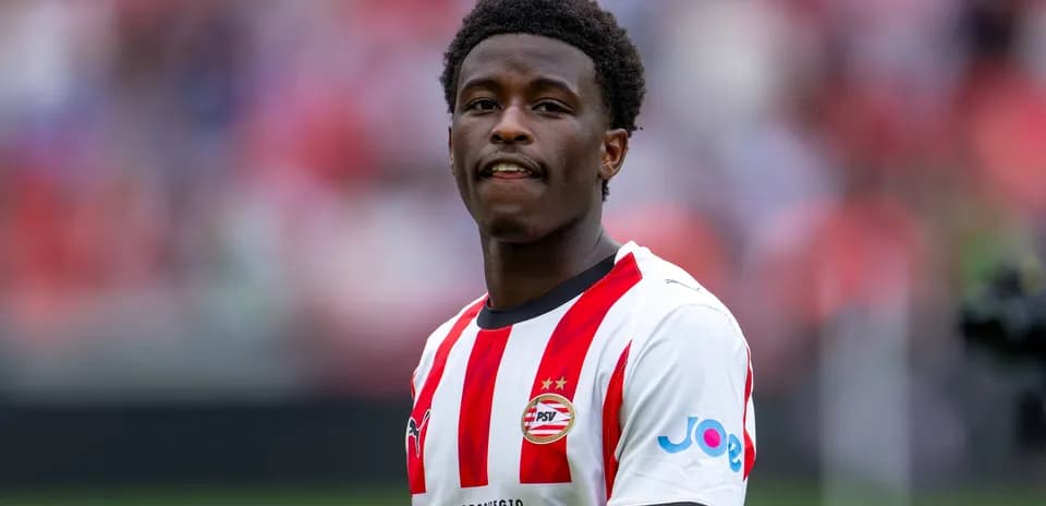 Futbolchi PSV formasi bilan maydonda turibdi
