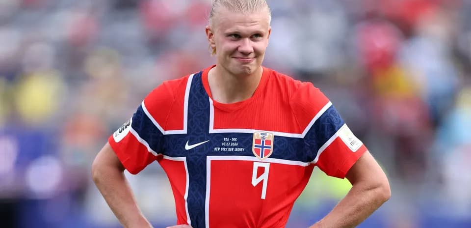Futbolchi Norvegiya terma jamoasi formasida