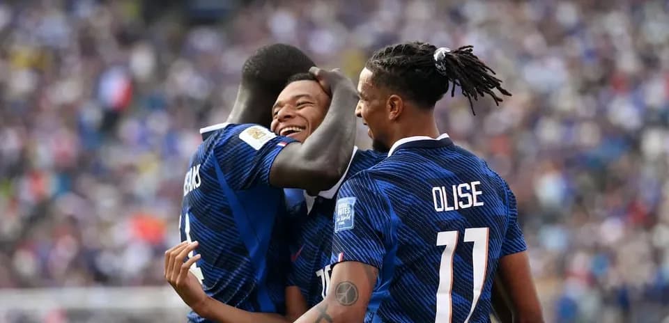 Fransiya futbolchilari gollarni nishonlayapti