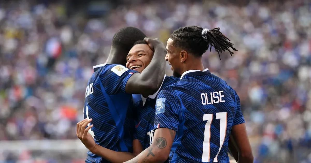 Fransiya futbolchilari gollarni nishonlayapti