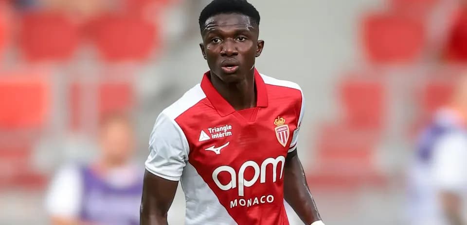 Futbolchi AS Monaco formasida maydonda harakatda