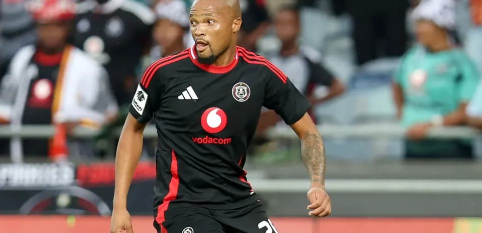 Futbolchi maydonda harakatda, Orlando Pirates formasida