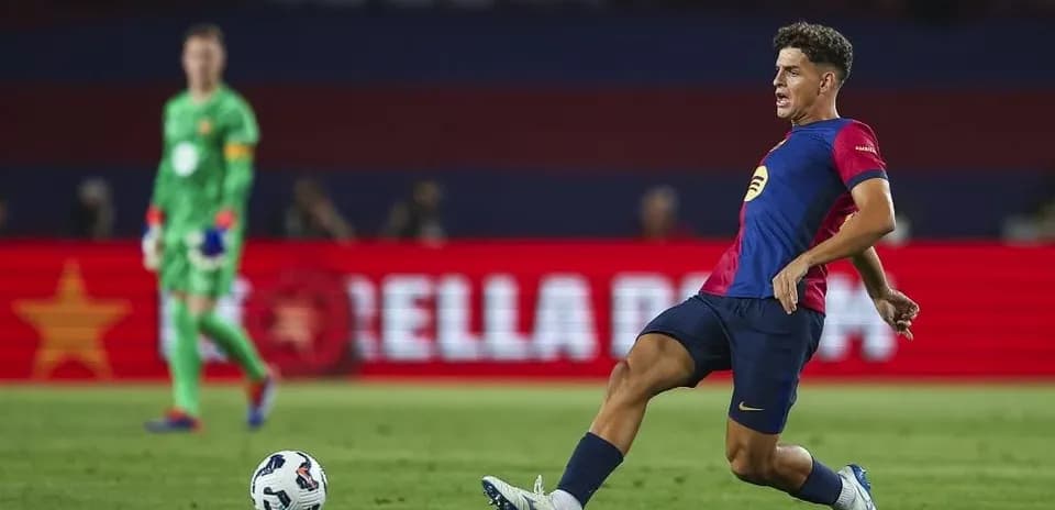 Futbolchi to'pni urayotgan paytda tasvirlangan