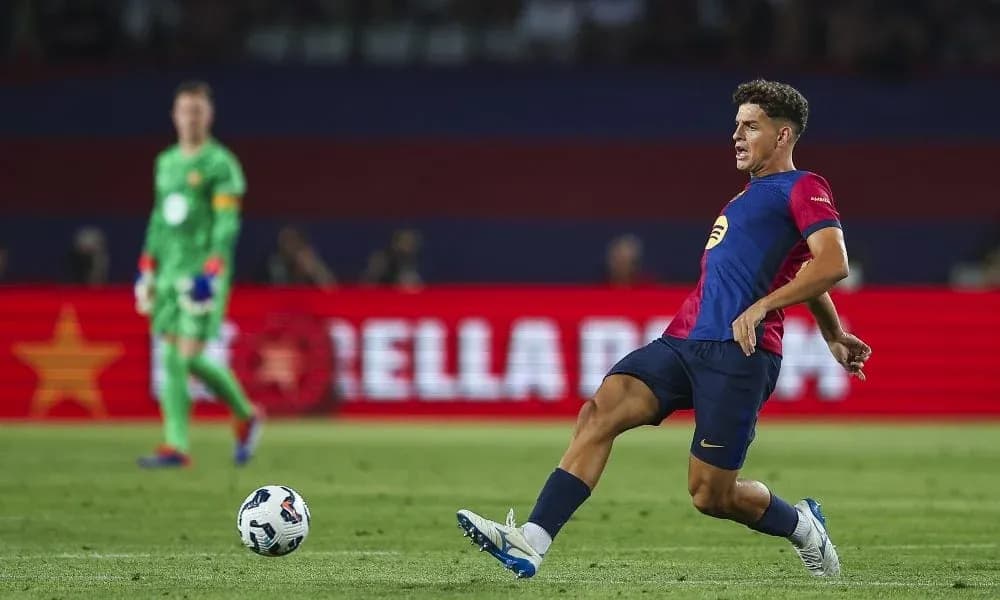 Futbolchi to'pni urayotgan paytda tasvirlangan