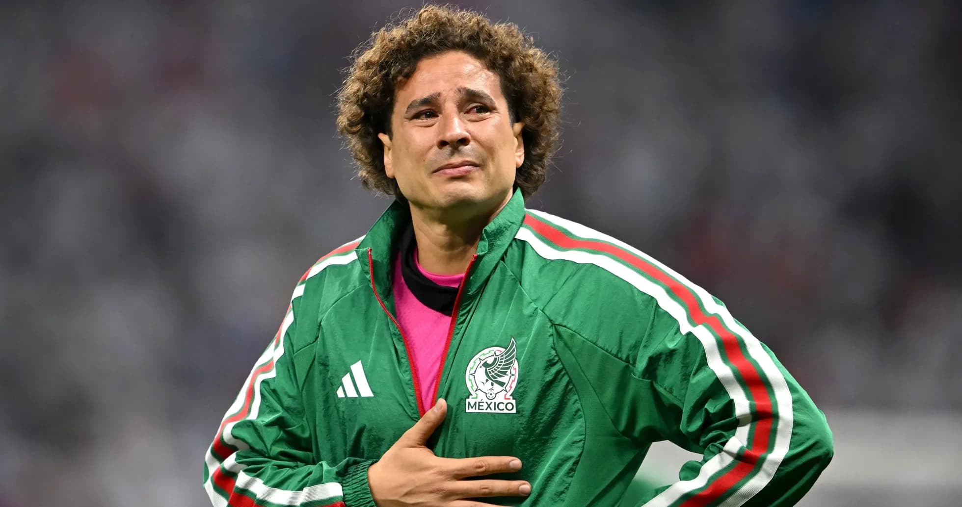 Futbolchi Meksika formasida maydonda turibdi