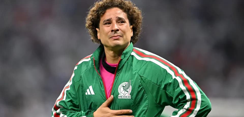 Futbolchi Meksika formasida maydonda turibdi