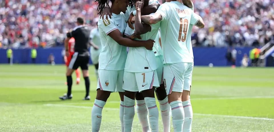 Fransiya futbolchilari gollarni nishonlamoqda