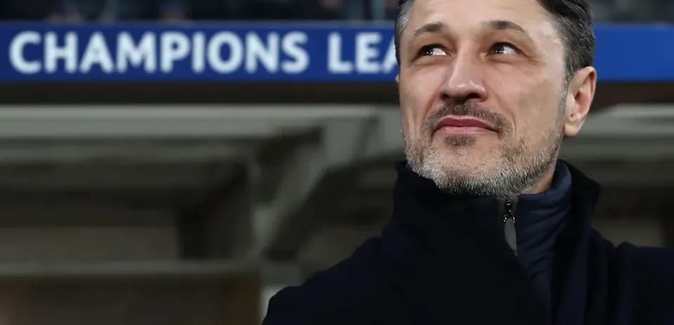 Trener stadionida UEFA Chempionlar ligasi banneri ostida