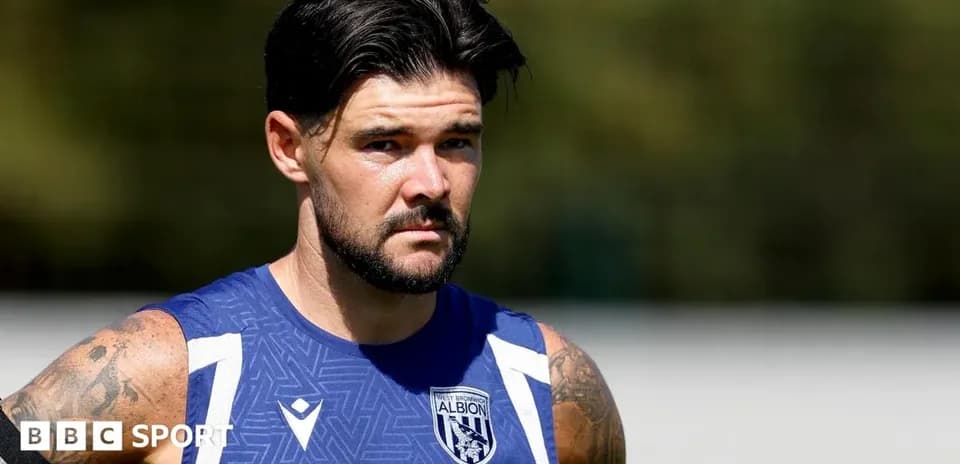 Futbolchi treningda, Albion formasi kiygan