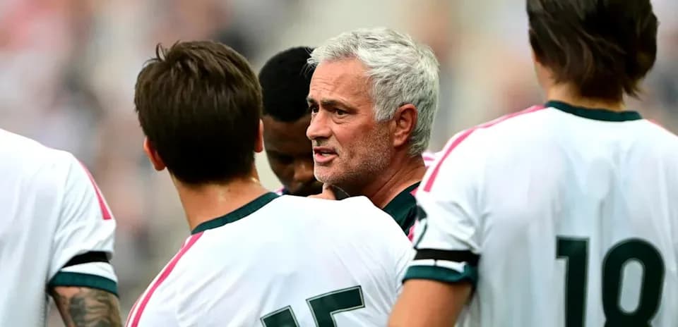 Murinho jamoa o'yinchilari bilan muhokama qilmoqda