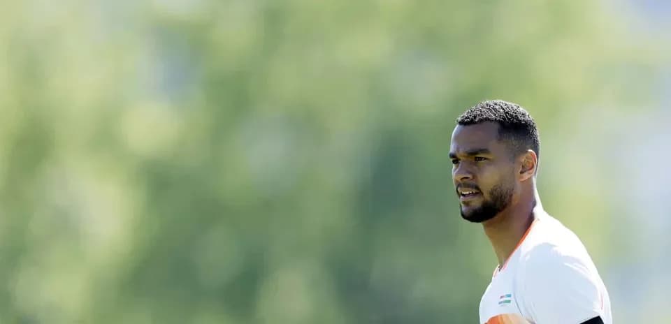 Futbolchi trening paytida maydonda turibdi
