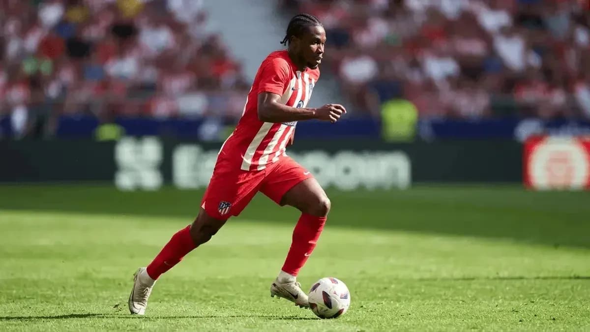 Futbolchi to'pni quvib ketayotgan paytda