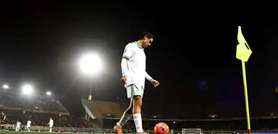 Futbolchi to'pni burchakdan tepadan urishga tayyor