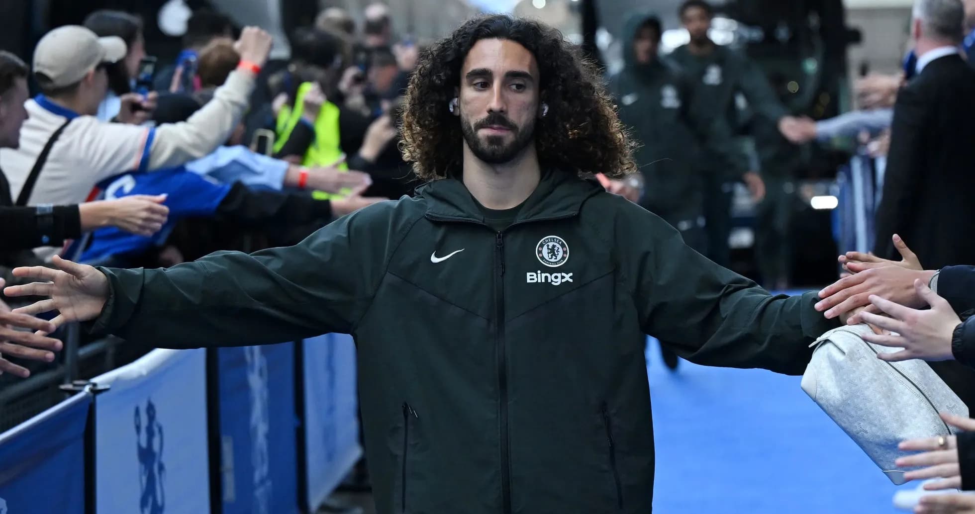 Futbolchi muxlislar bilan salomlashmoqda