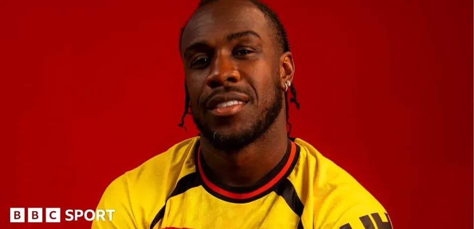 Futbolchi Watford futbol formasida qizil fon bilan