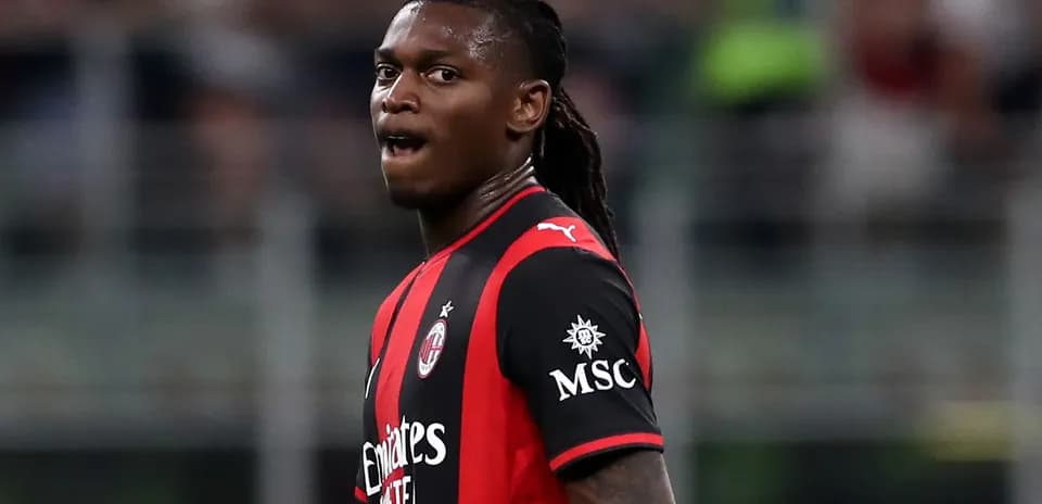 Futbolchi raqibga qarab turgan maydonda
