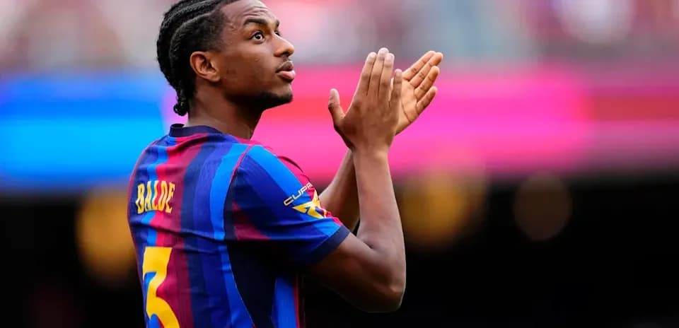 Futbolchi Balde maydonda qo'llarini ochib turibdi