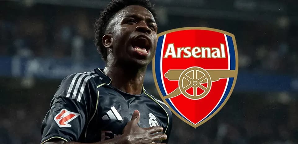 Futbolchi Arsenal logosi oldida g'alaba qozonmoqda