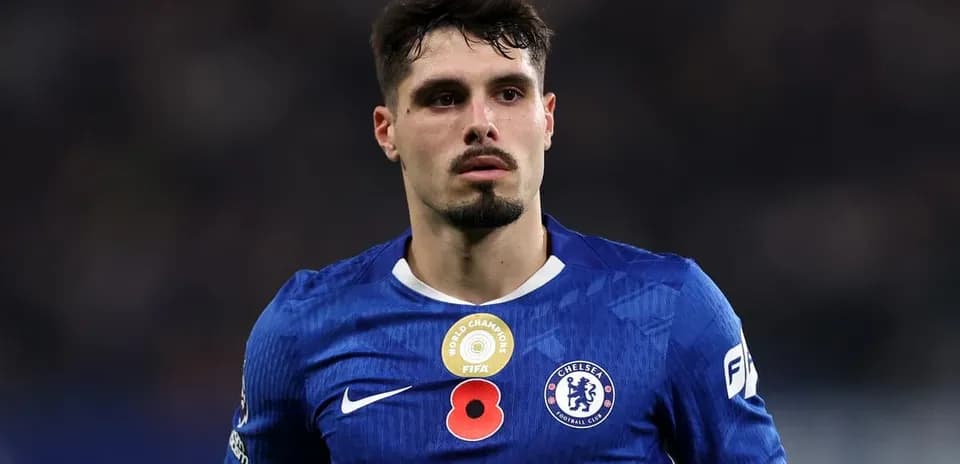 Futbolchi Chelsea formasida maydonda turibdi