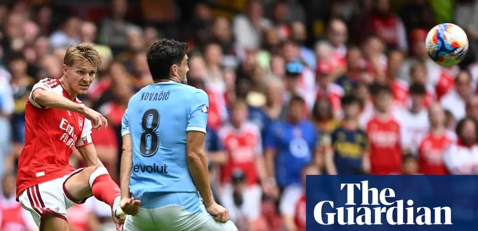 Arsenal player kicking ball towards Kovacic during match