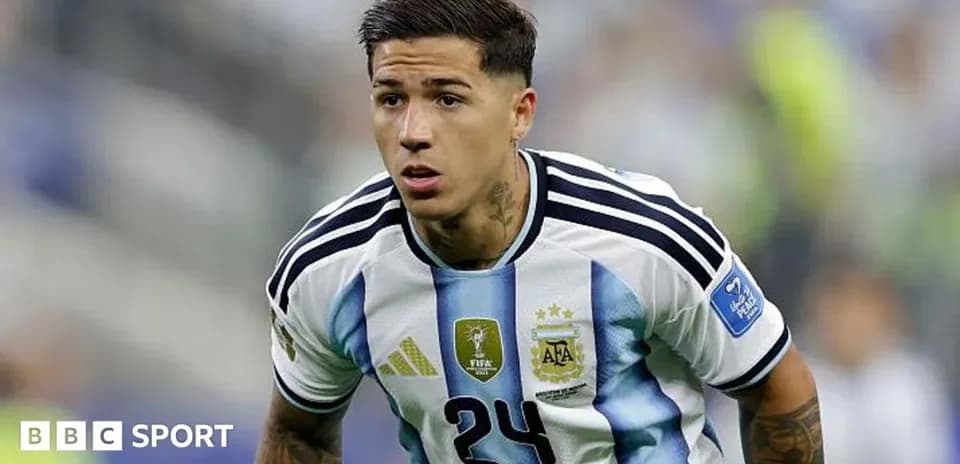 Futbolchi Argentina jamoasi formasi bilan maydonda