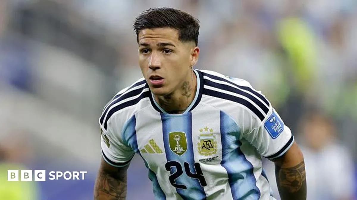 Futbolchi Argentina jamoasi formasi bilan maydonda