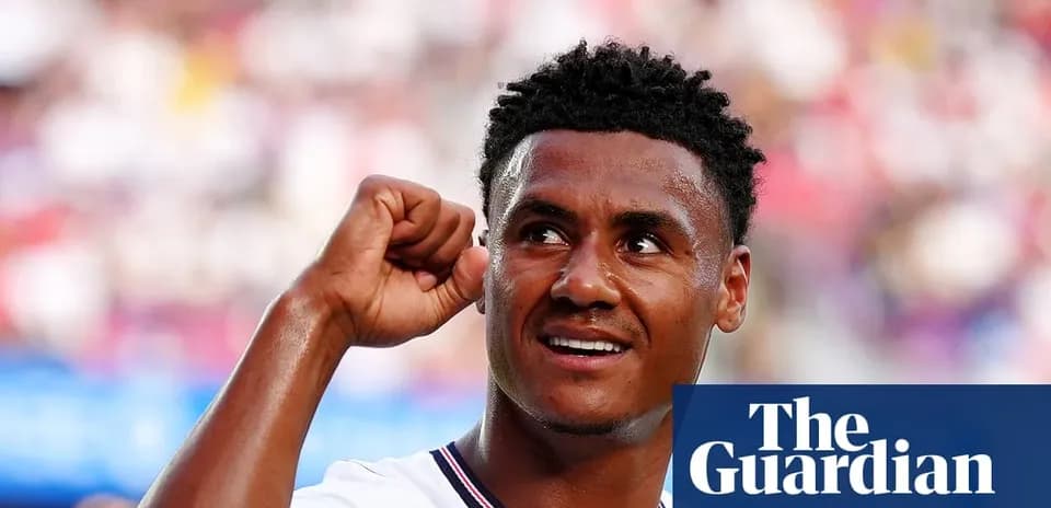 Futbolchi g'alaba bilan qo'lini ko'tarib turibdi