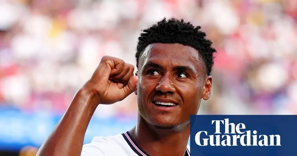 Futbolchi g'alaba bilan qo'lini ko'tarib turibdi