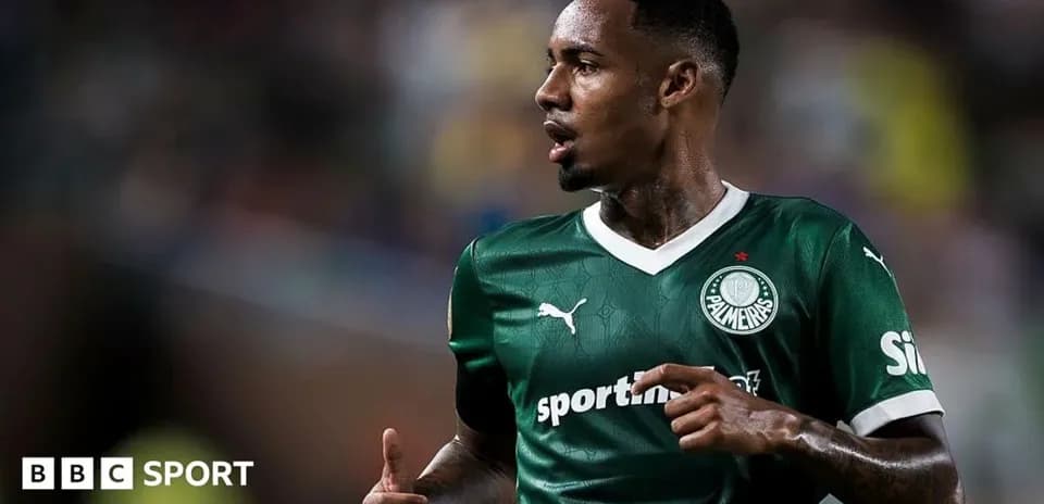 Futbolchi 'Palmeiras' formasida maydonda harakatda