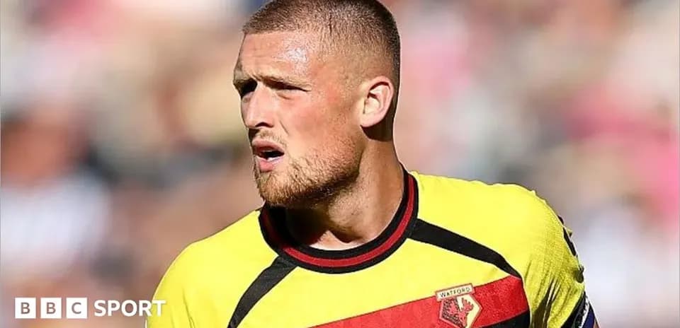 Futbolchi Watford formasida maydonda harakatda