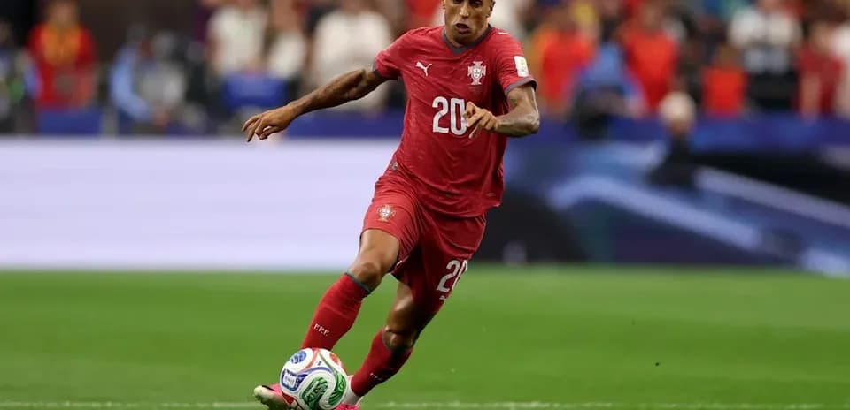 Futbolchi to'pni ushlagan holda yugurmoqda