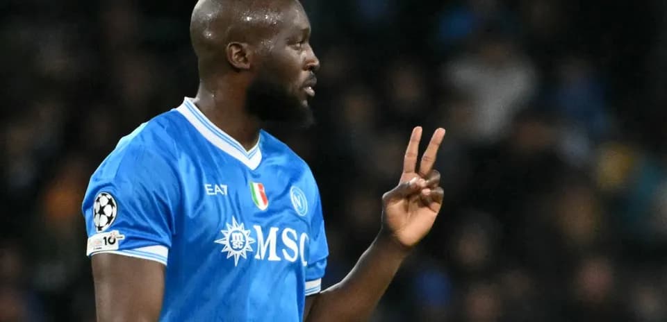 Futbolchi maydonda ikki barmoq bilan raqibga ko'rsatmoqda