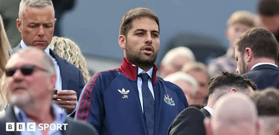 Kishi kiyimda Newcastle muhlisi orasida turgan odam