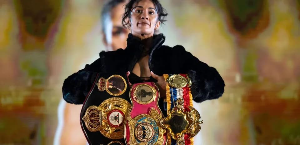 Bokschi chempioni kamarlari bilan sahnada