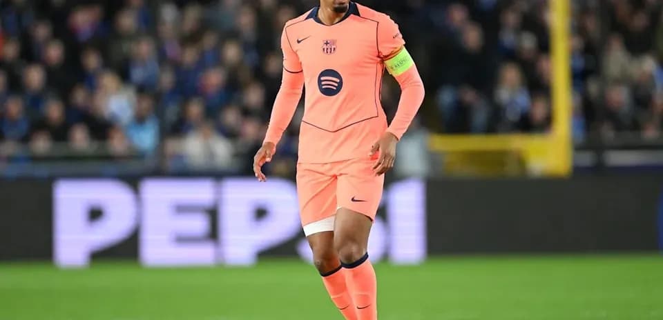 Futbolchi maydonda to'p bilan harakatlanmoqda