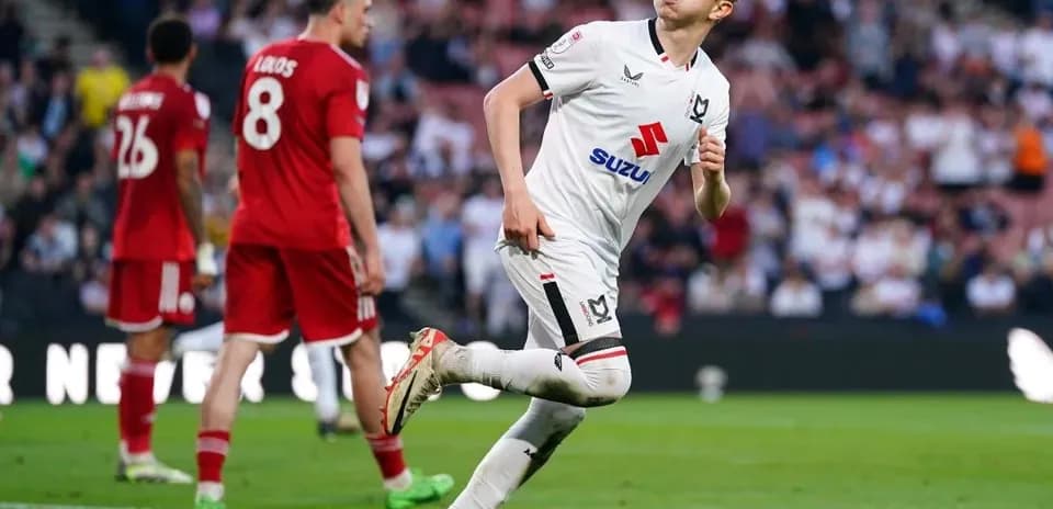 O'yinchi gol urishdan keyin nishonlamoqda