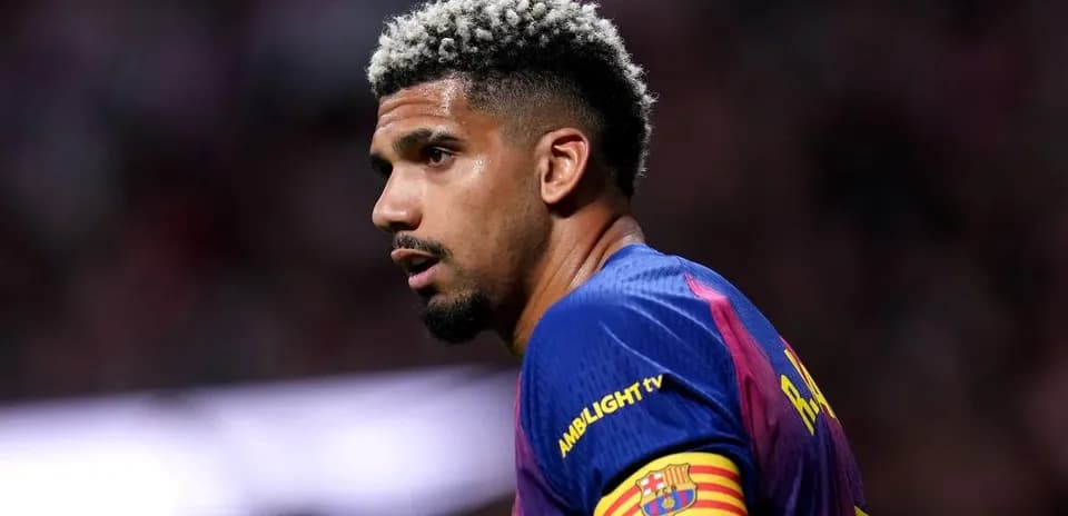 Futbolchi Ronaldu Araujo o'yin maydonida