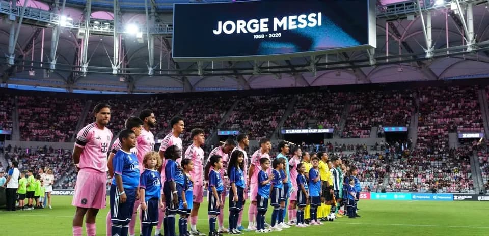 Futbolchilar va bolalar jamoasi stadionda saf tortmoqda