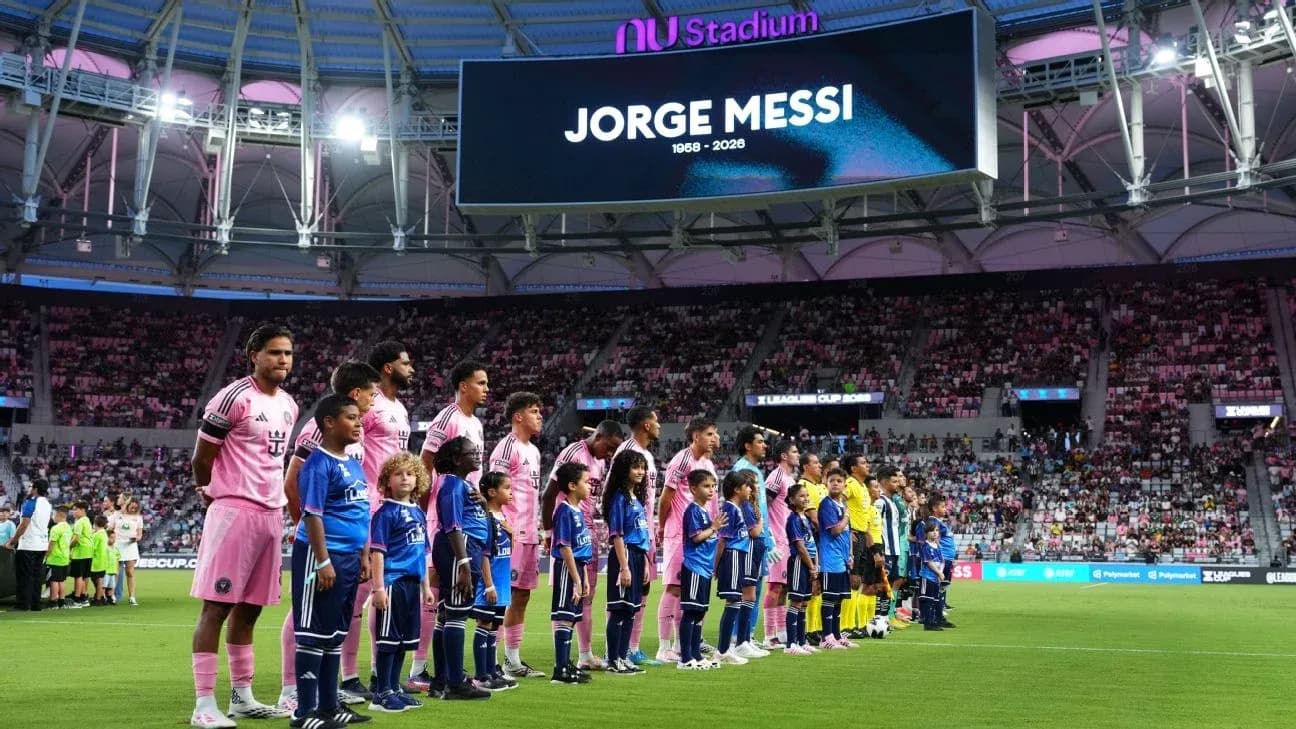 Futbolchilar va bolalar jamoasi stadionda saf tortmoqda
