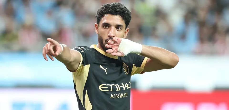 Futbolchi maydonda qo'l ko'rsatmoqda