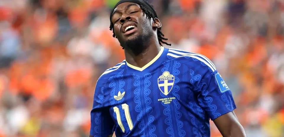 Futbolchi raqibga qarshi kurashayotgan paytda