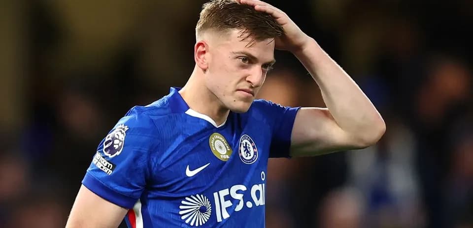 Futbolchi Chelsea formasida boshini ushlab turmoqda