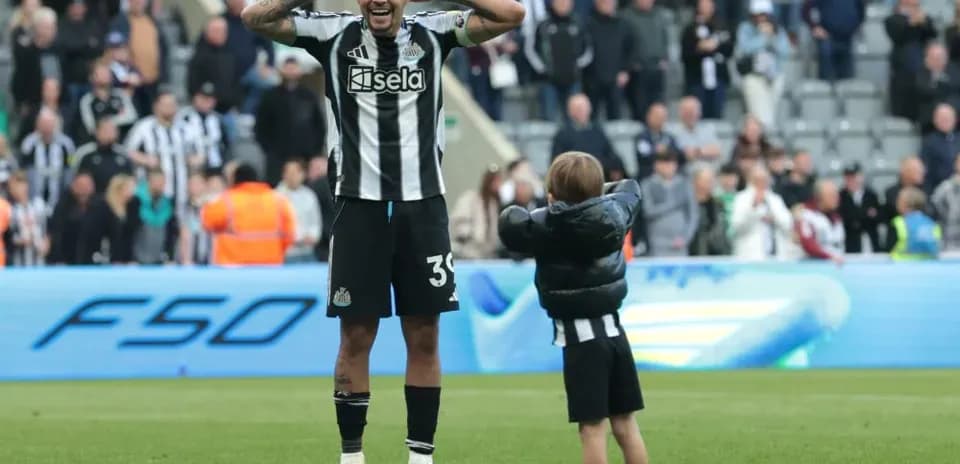 Futbolchi bolakay bilan maydonda o'yin o'ynayapti
