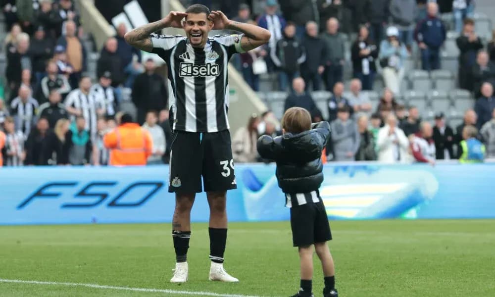 Futbolchi bolakay bilan maydonda o'yin o'ynayapti