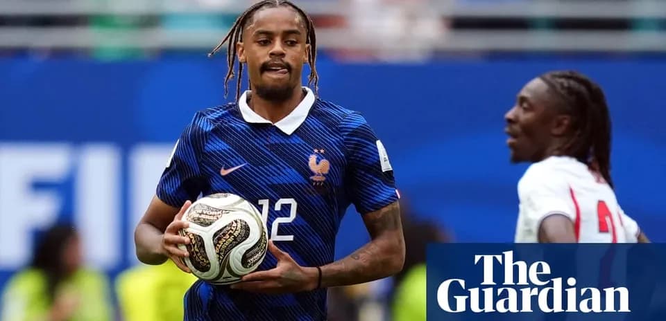 Futbolchi to'p bilan maydonda harakatda