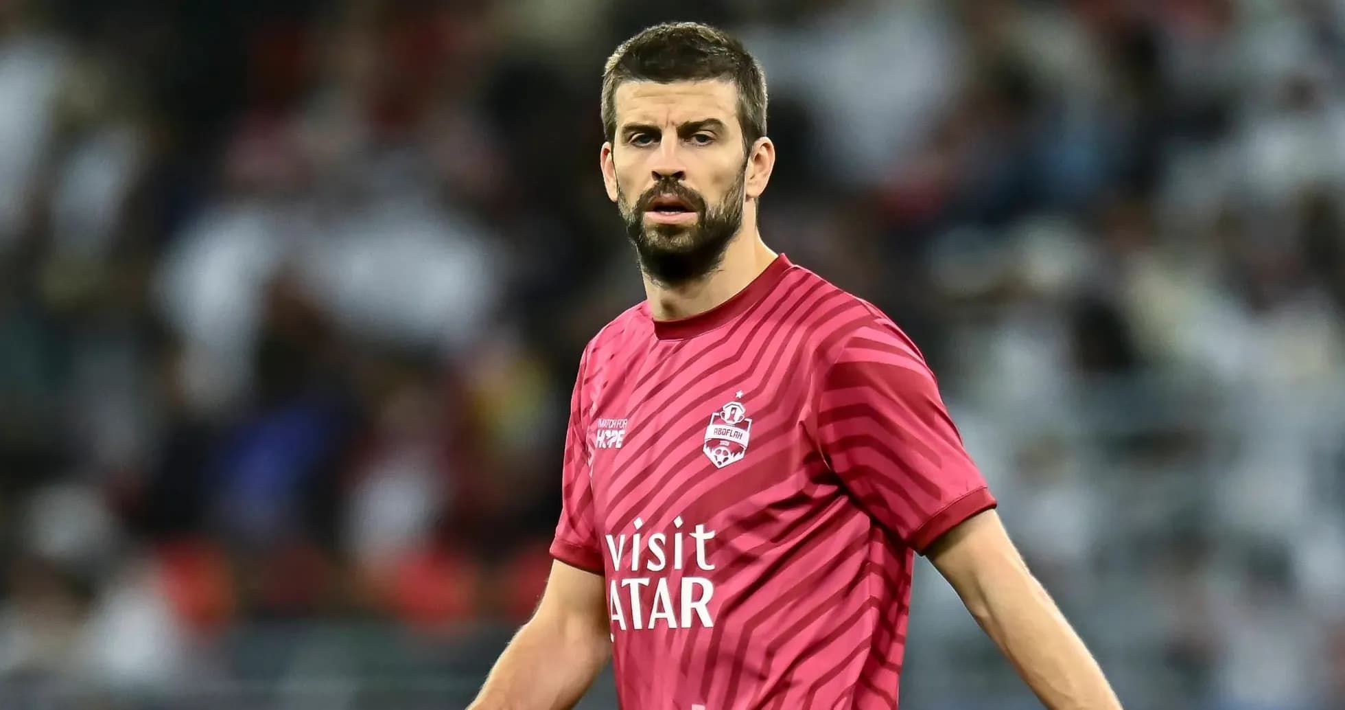 Futbolchi maydonda qizil formada turibdi